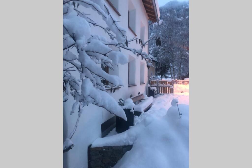 Stimmungsvolle Loftwohnung im Künstlerviertel in Susch Exterior foto