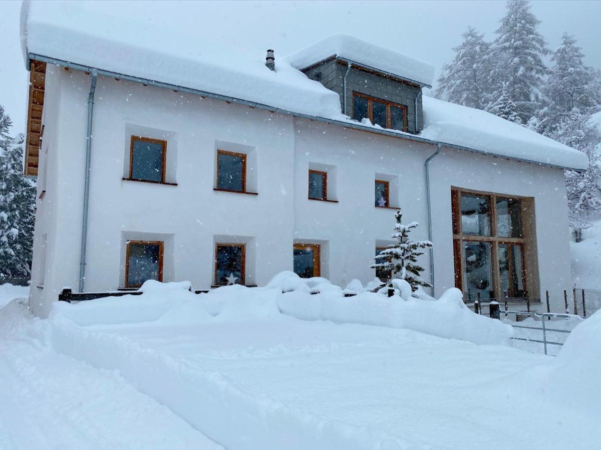 Stimmungsvolle Loftwohnung im Künstlerviertel in Susch Exterior foto